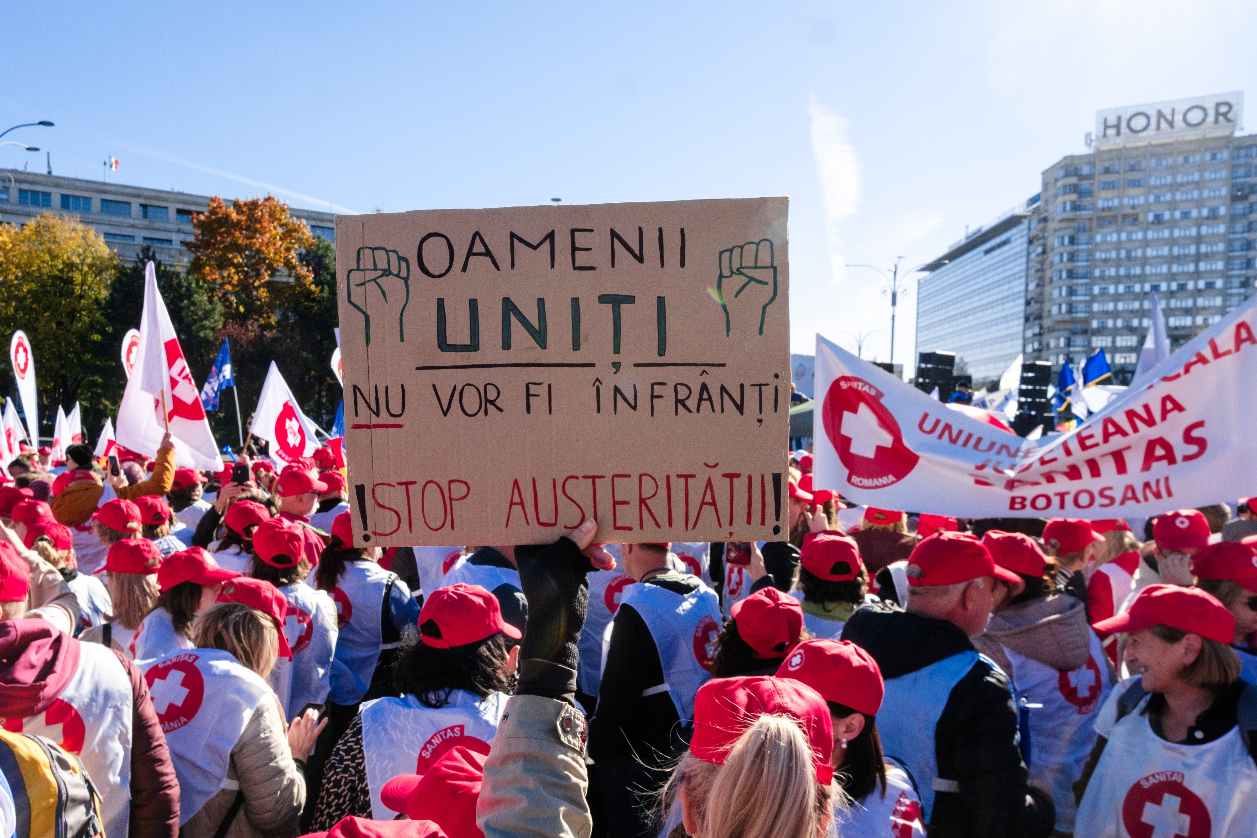Proteste față de legea salarizării. Sindicaliștii din Sănătate manifestează în fața Guvernului și Parlamentului