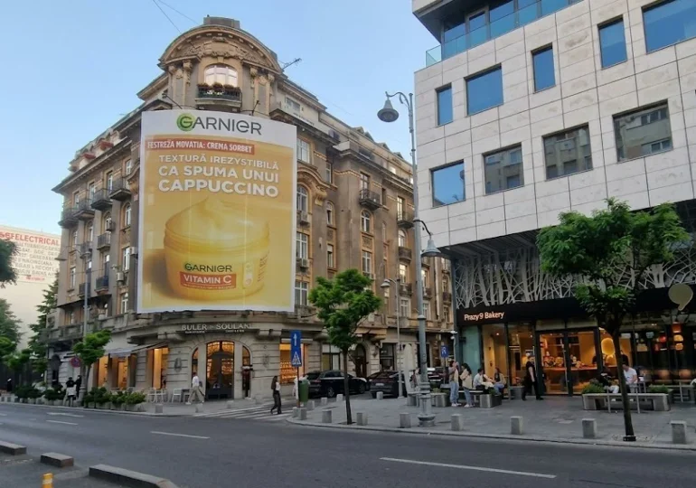 Cum ajunge un mesh ilegal să producă bani, ani la rând, pe Calea Victoriei. Motivul halucinant pentru care nu este dat jos