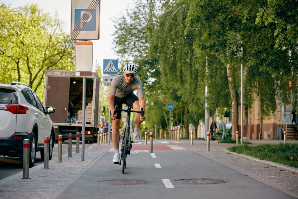 Ghid pentru mersul pe bicicletă în siguranță. Tot ce trebuie să știi înainte să pleci la plimbare prin oraș