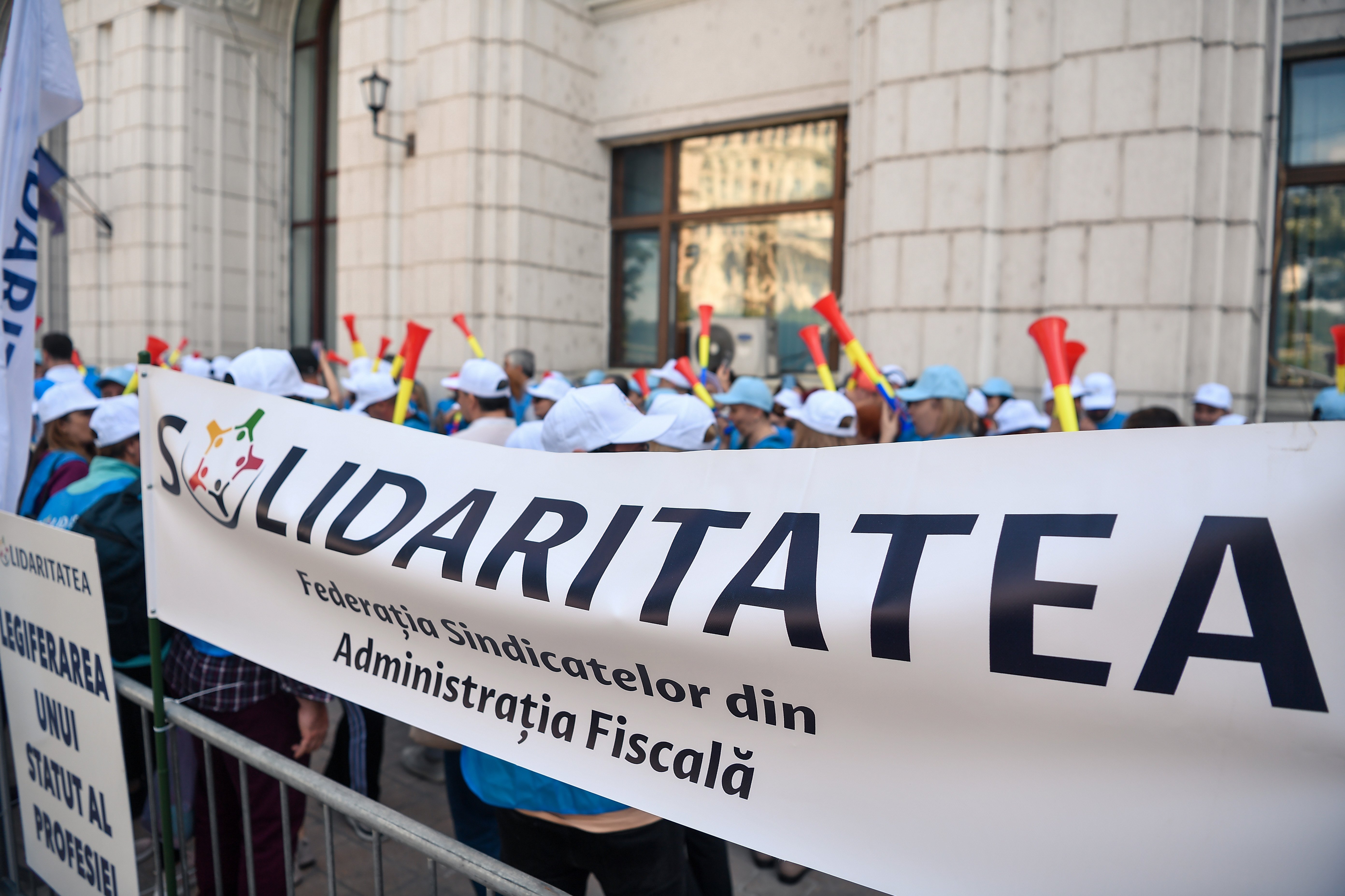 Proteste masive în toată ţara ale angajaţilor Fiscului. Angajații denunță reduceri salariale de până la 4.000 de lei
