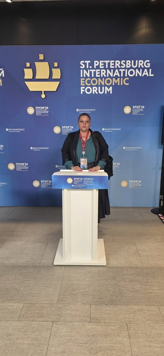 Diana Șoșoacă a fost prezentă la „Davosul rus” alături de o fugară. A criticat România