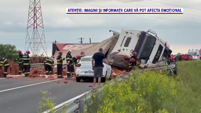 Un bărbat a murit după ce un autotren cu cărămizi s-a răsturnat peste maşina în care se afla, pe centura Timişoarei