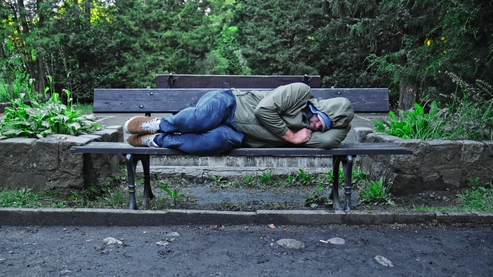 Trecătorii l-au ignorat crezând că e beat pe stradă. Adevărul care a ieșit la iveală a emoționat un oraș întreg