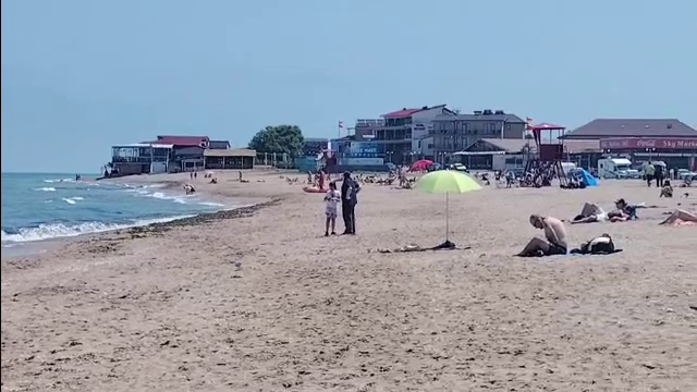 „Am dat bani pe șezlong, doar nu plecăm acum”. Unii turiști au refuzat să evacueze plaja din Constanța după alerta cu drona