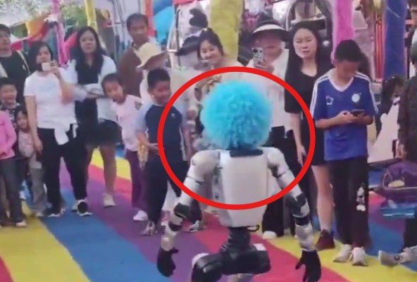 VIDEO șocant. Un copil este lovit în burtă de către un robot cu o perucă de clovn, în timpul unui spectacol în China