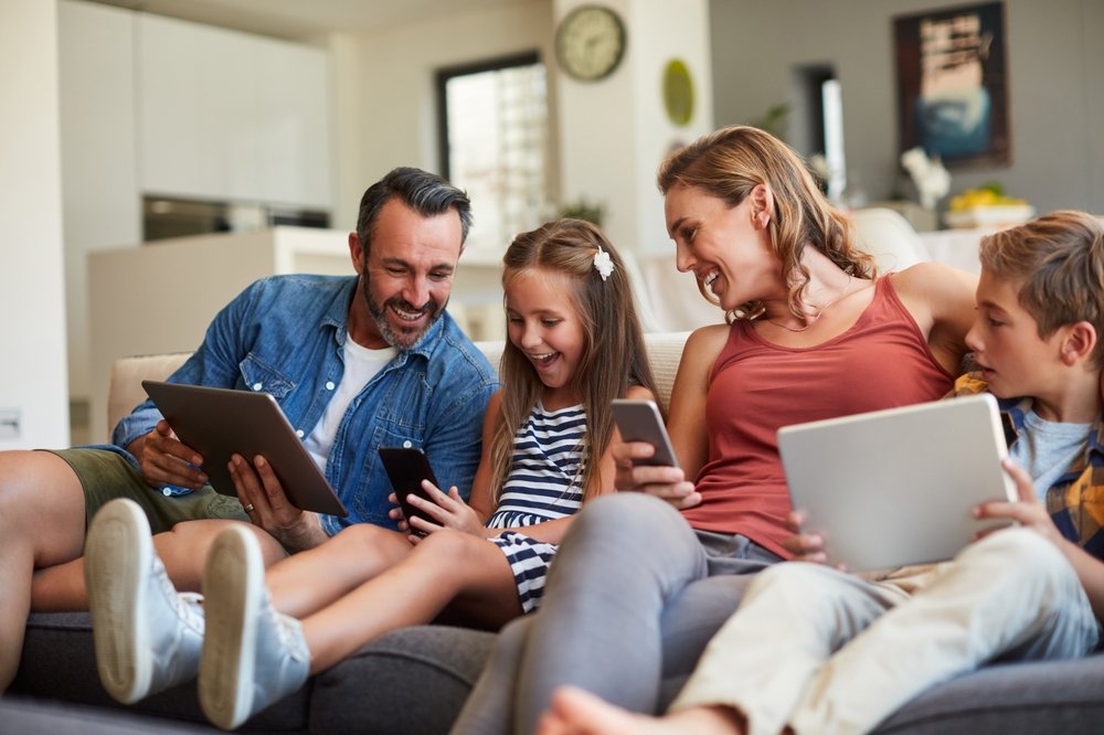 Studiu: Natalitatea în Europa, în scădere accelerată. Cercetătorii indică rolul neașteptat al telefoanelor mobile