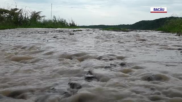 ”S-a rupt cerul” în România. Zeci de gospodării au fost inundate din cauza furtunilor. Vântul a făcut ravagii în Moldova