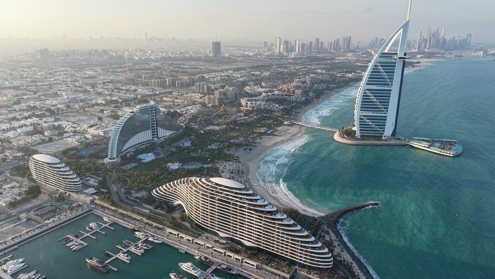 Luxul din Dubai devine accesibil pentru localnici. Hotelurile de 5 stele se reorientează după scăderea turiștilor străini