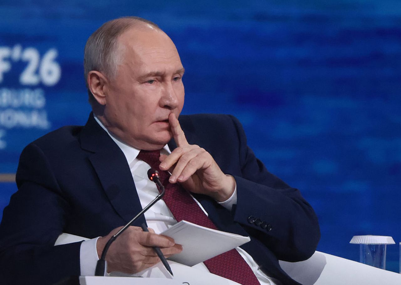 Ce spun rușii după închiderea Consulatului României din Sankt Petersburg. Drapelele României și UE, îndepărtate de pe clădire