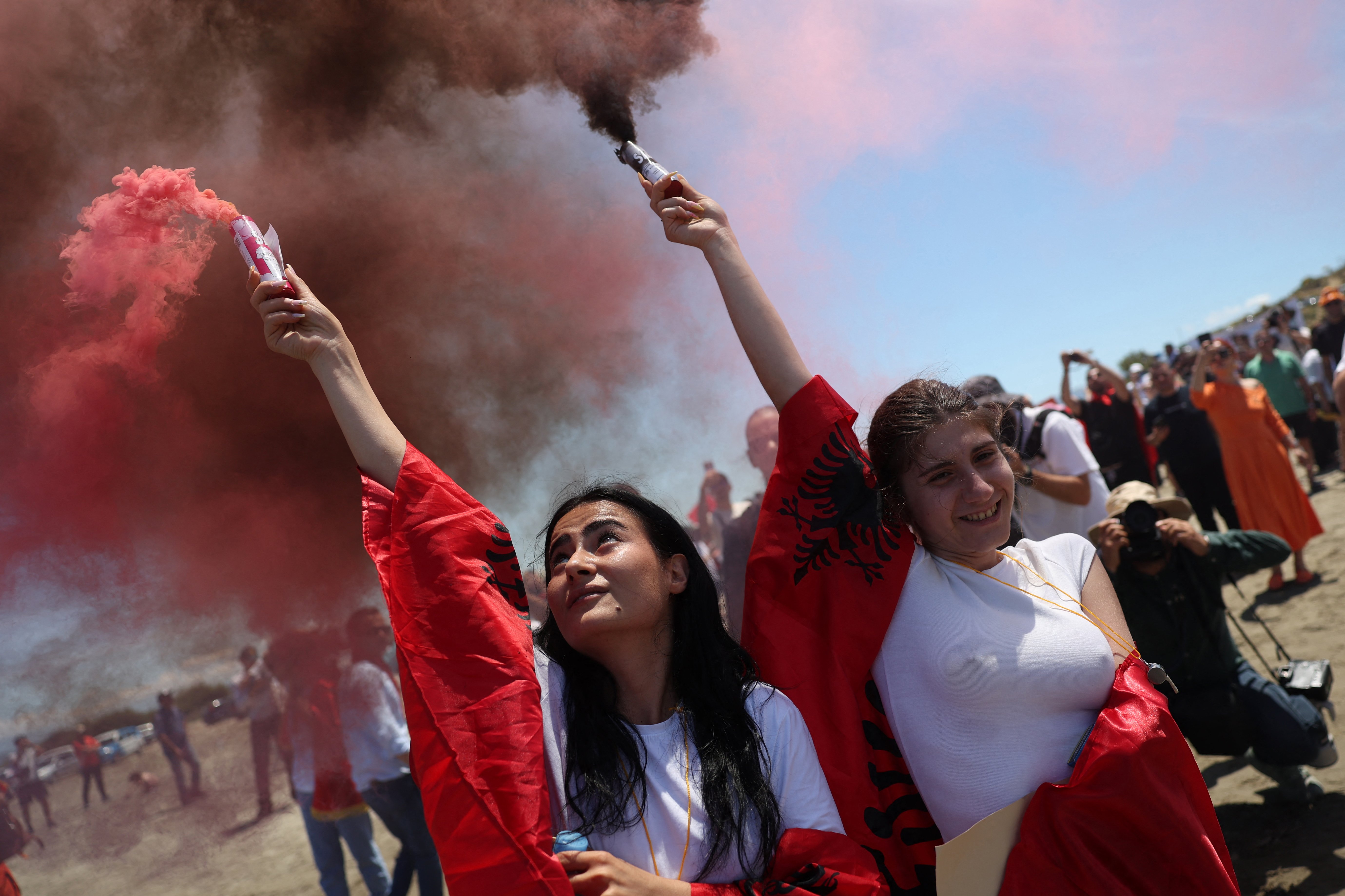 Mii de persoane au protestat în Albania împotriva unui proiect imobiliar de lux asociat familiei lui Donald Trump. FOTO