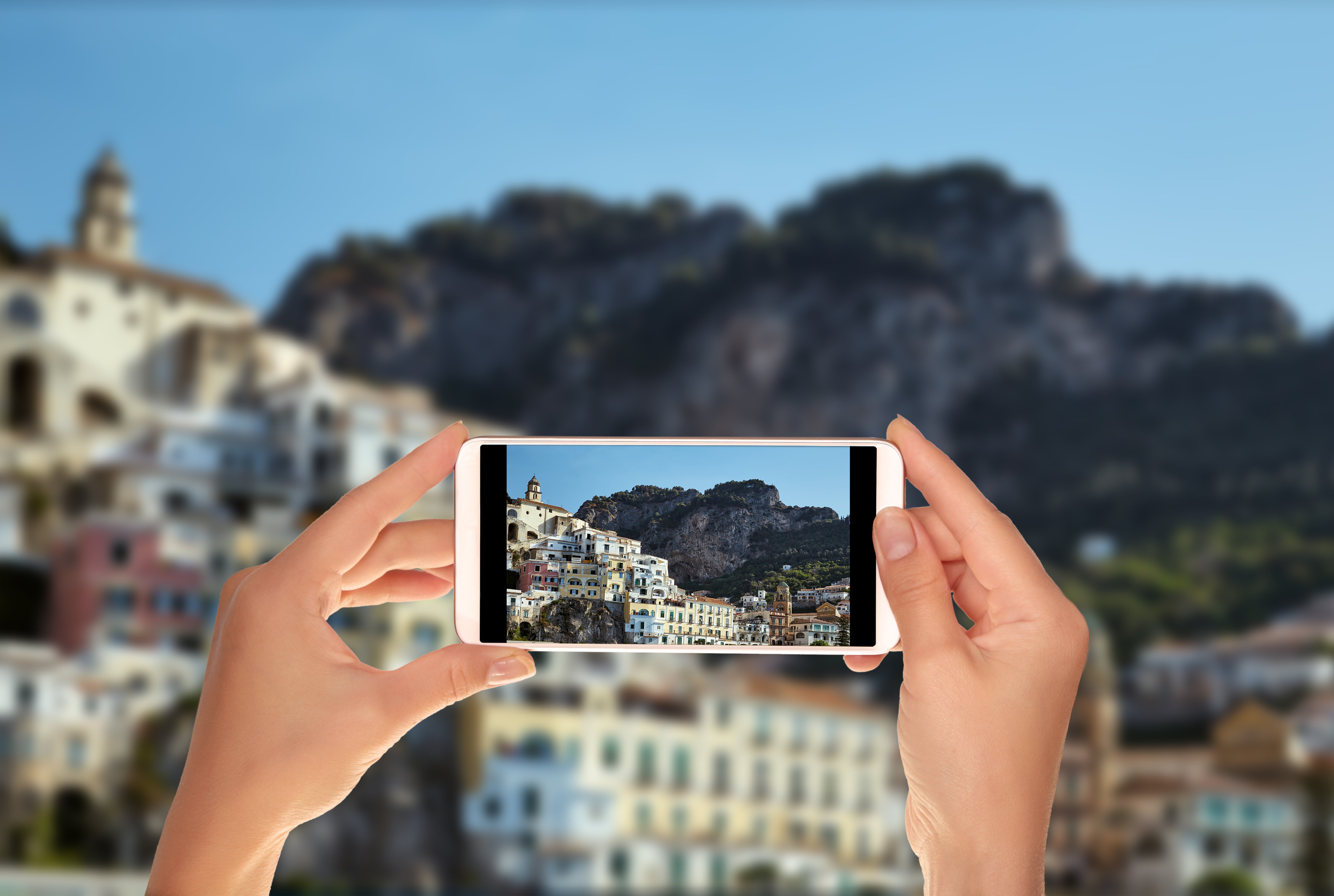Sufocați de străini, dar dependenți de banii lor. Zeci de mii de turiști se bulucesc pe Coasta Amalfi doar pentru un selfie