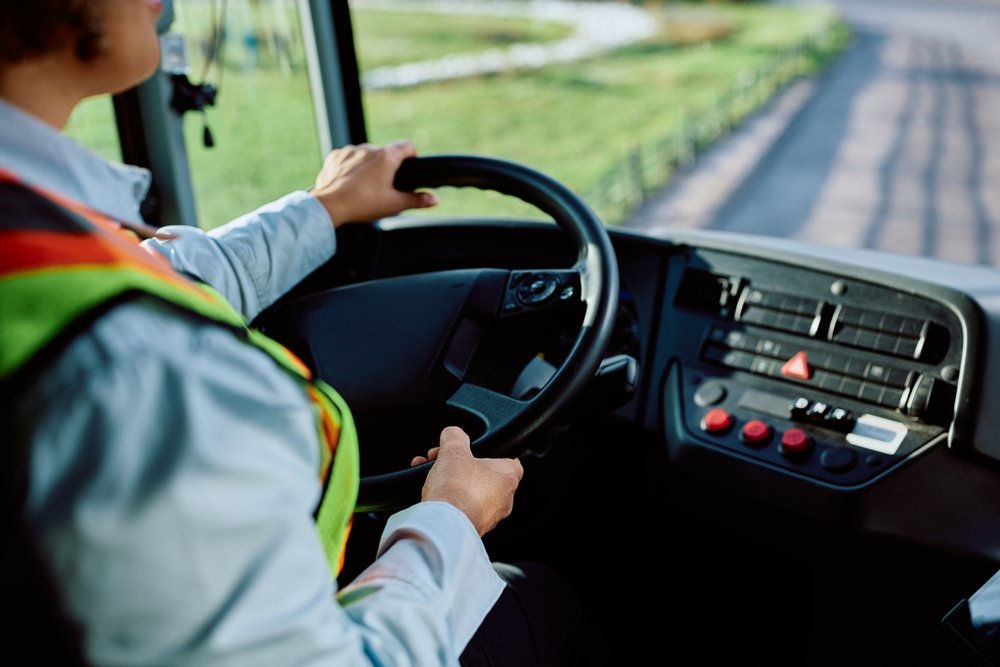 Un șofer de autobuz a fost concediat după 17 ani pentru că lăsa copiii în fața caselor lor, în Franța. Ce a decis instanța