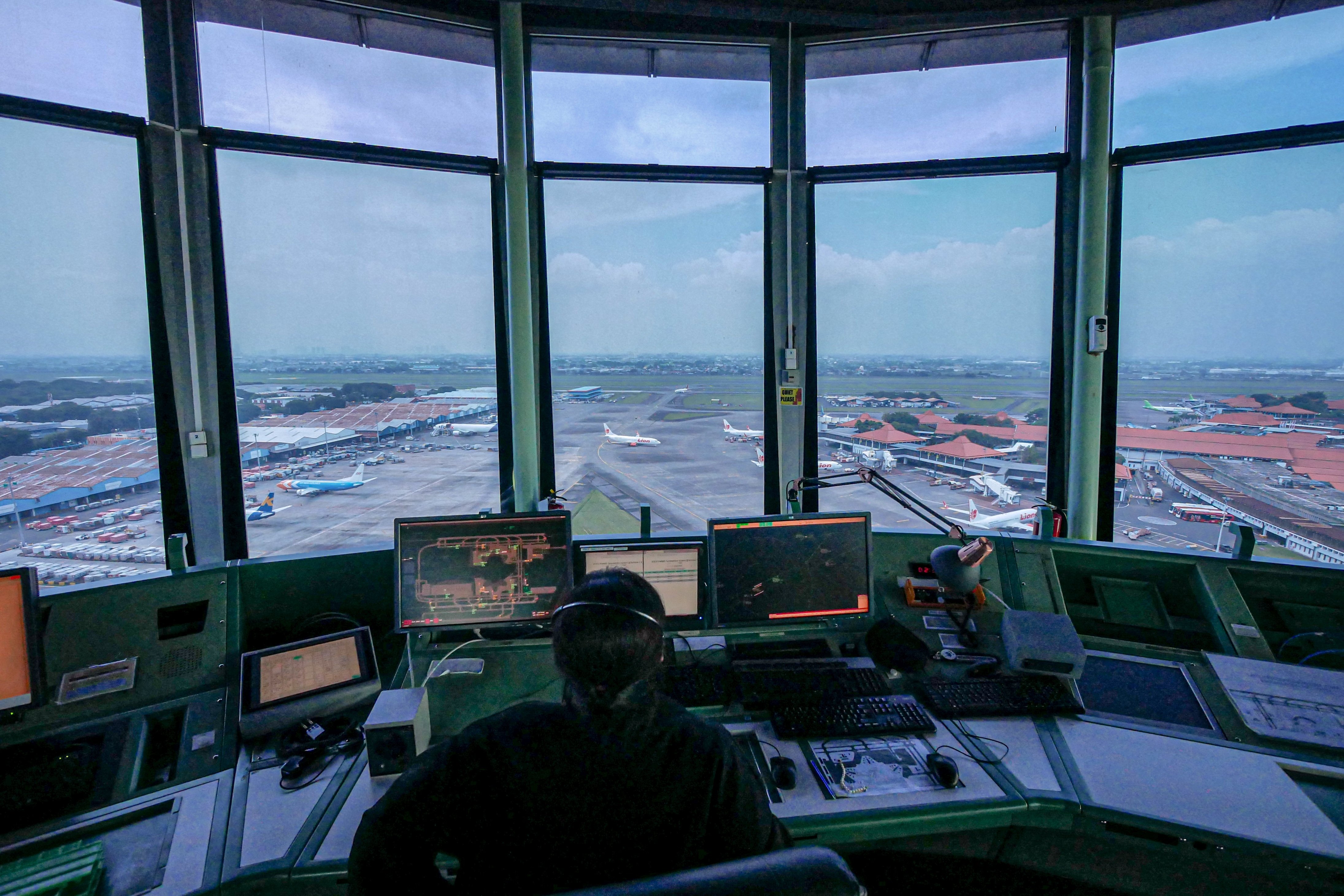 Angajat al ROMATSA, instituția care dirijează traficul aerian, prins drogat în timpul serviciului, pe aeroportul din Cluj