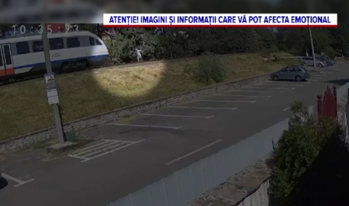 Momentul în care un bărbat a fost lovit de tren când încerca să traverseze calea ferată, În Râmnicu Vâlcea. VIDEO