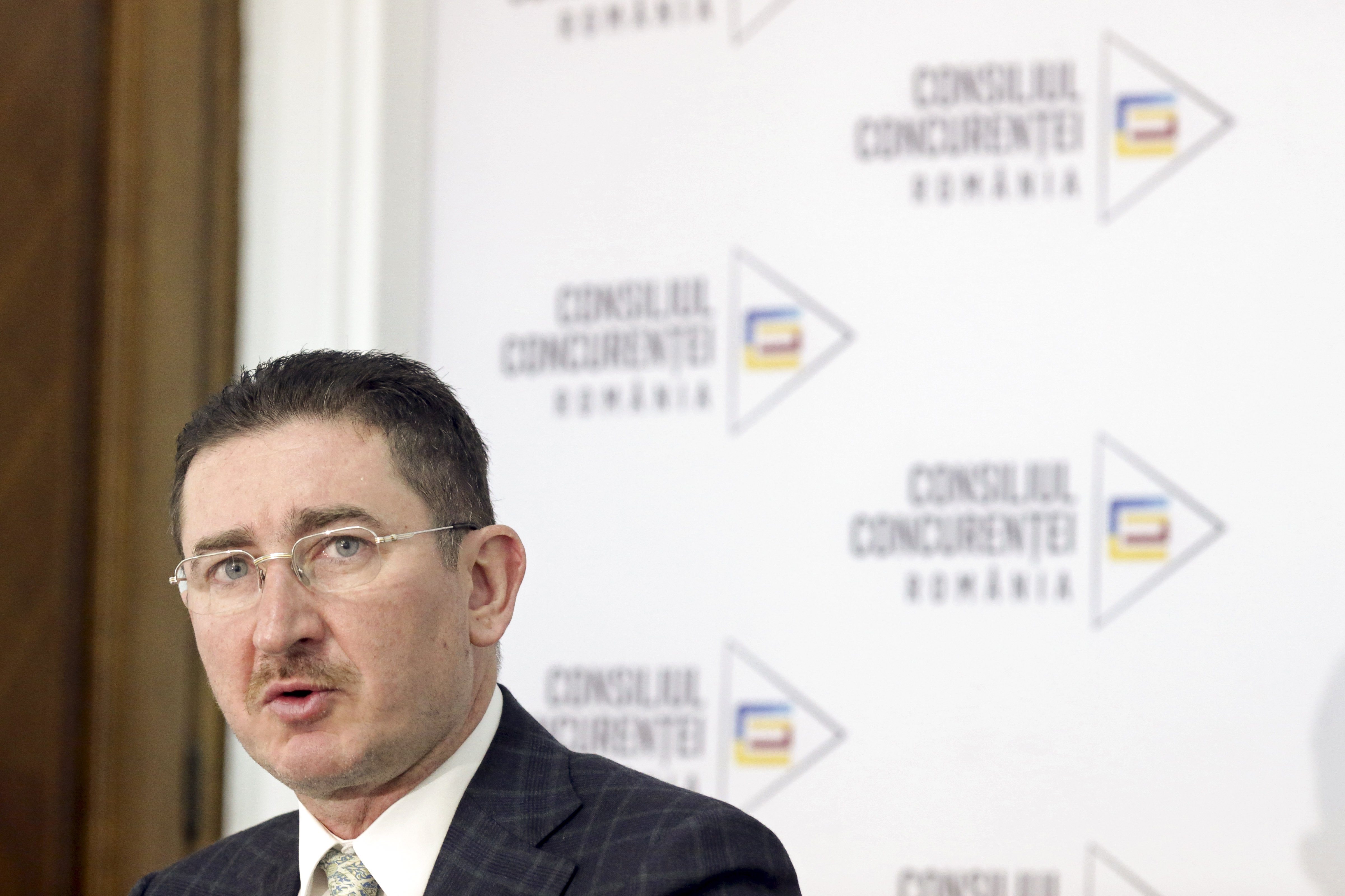 Românii cu credite legate de ROBOR pot cere despăgubiri abia după ce Consiliul Concurenței va redacta decizia