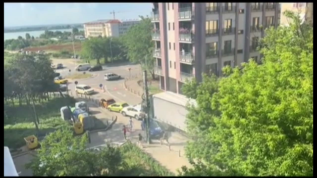 Un șofer de TIR a făcut prăpăd pe o distanță de 2 kilometri. A lovit 10 mașini, un autobuz și s-a oprit într-un stâlp