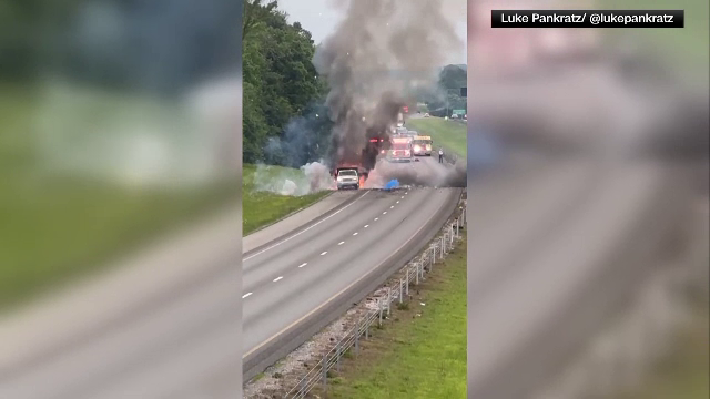 Un camion încărcat cu artificii a luat foc pe o autostradă din SUA şi s-a transformat într-un spectacol pirotehnic