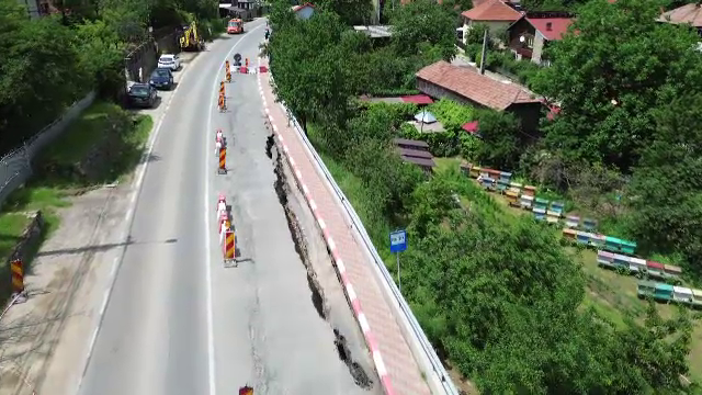 Trafic restricționat în Buzău, după ce o porțiune din DN10 s-a surpat. Zona a fost declarată calamitată