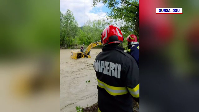 Un bărbat a fost salvat cu elicopterul din mijlocul viiturii, în Dâmbovița. S-a urcat pe excavator ca să nu îl ia apele