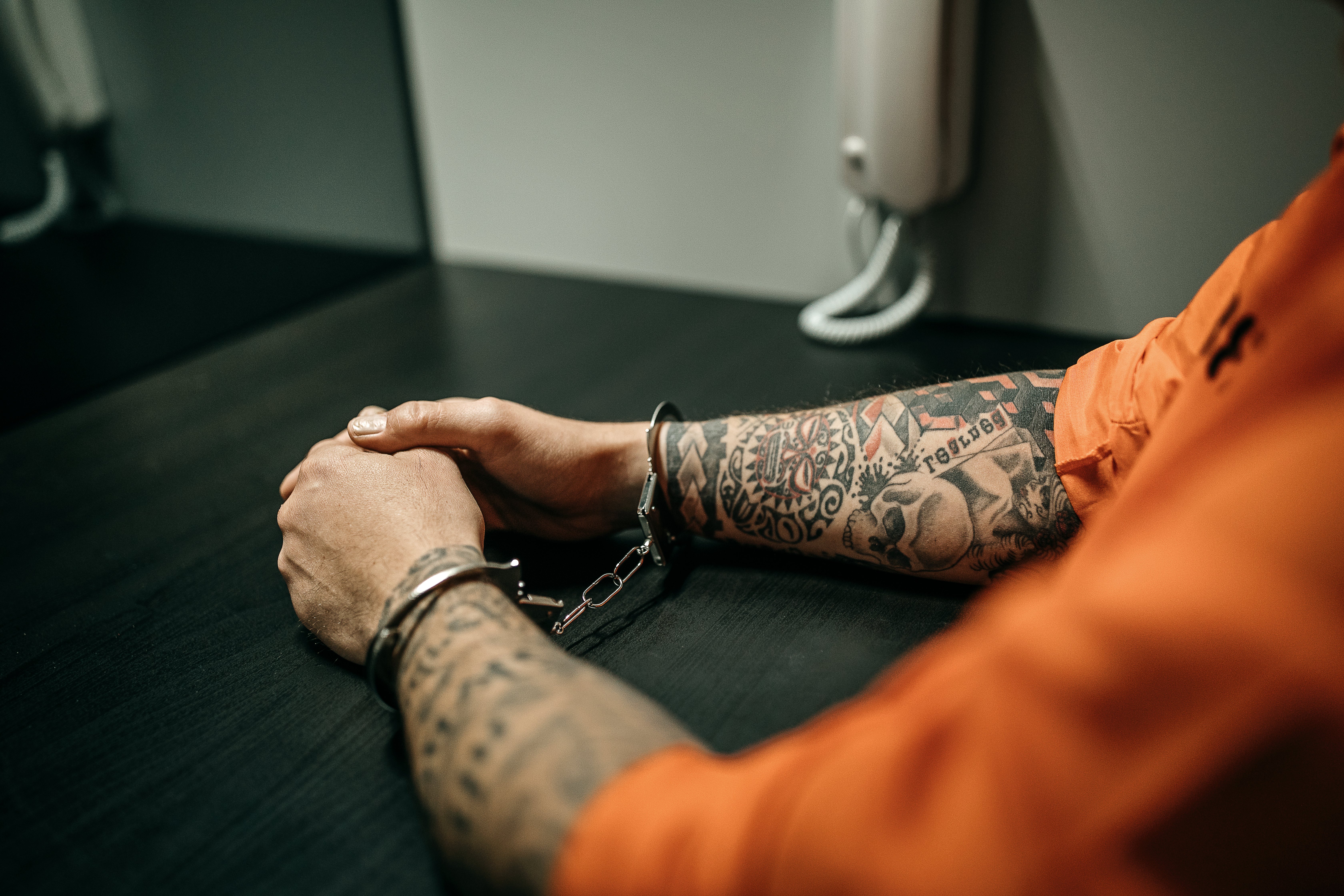 Un român din Austria a fost condamnat la închisoare din cauza tatuajelor de pe corp: „Eram tânăr și prost”