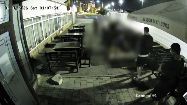 Polițist lovit în timp ce calma spiritele pe faleza din Tulcea. Agresorul este liber