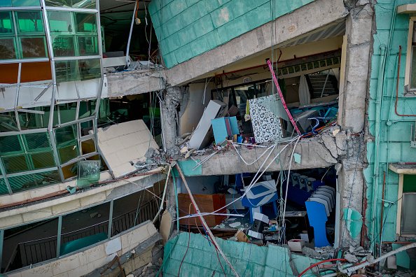 Bilanțul cutremurului devastator din Filipine a ajuns la 46 de morți. Salvatorii continuă căutările sub dărâmături. FOTO