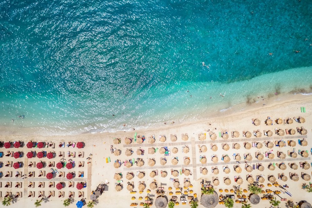 O regiune mai puțin cunoscută din Grecia este alternativa accesibilă la Santorini. Resorturi de lux și plaje cu nisip auriu