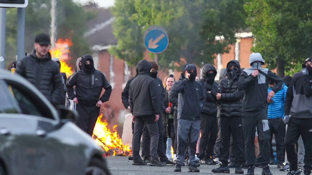 „Miliții” anti-imigranți, cu mascați, intră în cas