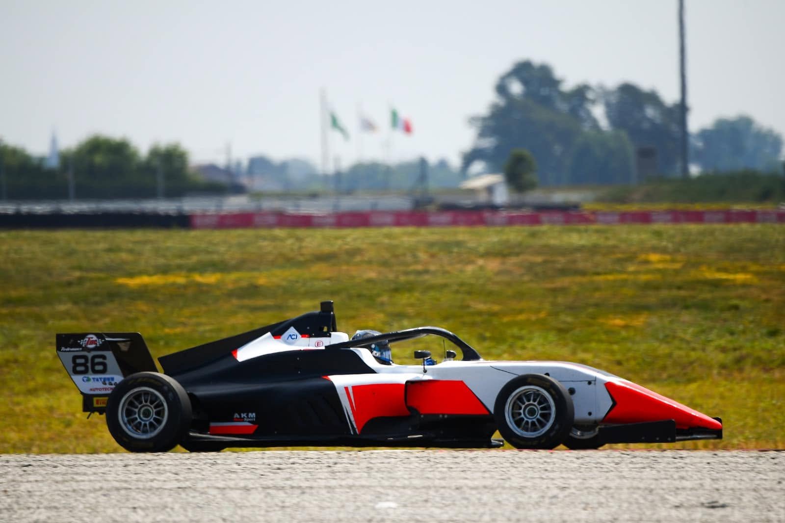 Cine este tânărul pilot român care se pregătește la Academia marelui Giancarlo Fisichella pentru debutul în Formula 1