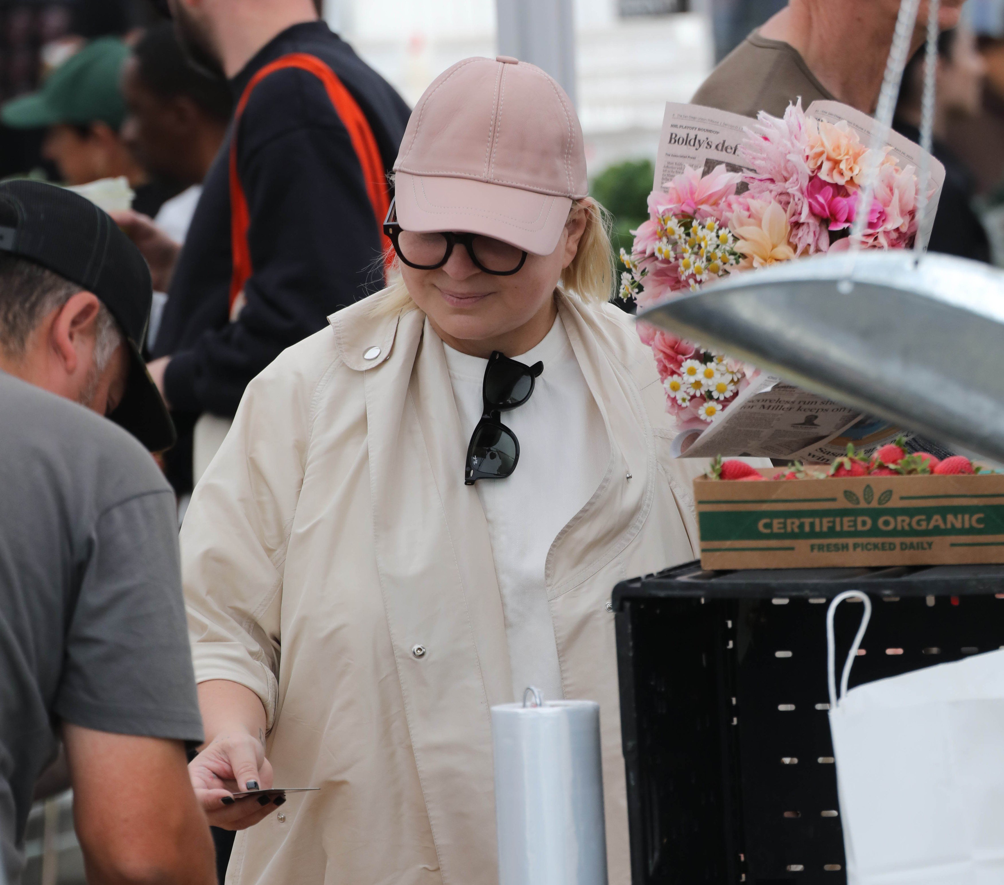 Sia, apariție rară fără peruca care a consacrat-o. Artista a fost surprinsă alături de fiul său în Los Angeles. FOTO