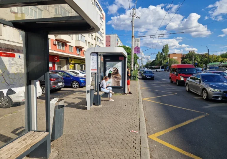 De ce ne topim vara, în stațiile de autobuz, în București. Cine și ce soluții propune. Cum au rezolvat-o alte mari orașe