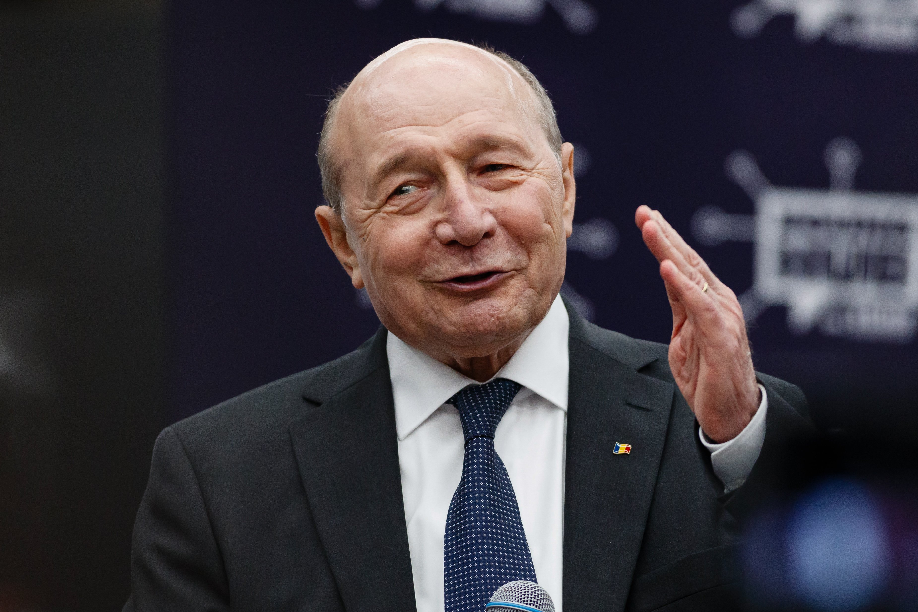 INTERVIU. Traian Băsescu, despre desemnarea lui Veștea: ”Vine parașutat de la Brașov .. De unde ai, frate, 240 de voturi?”