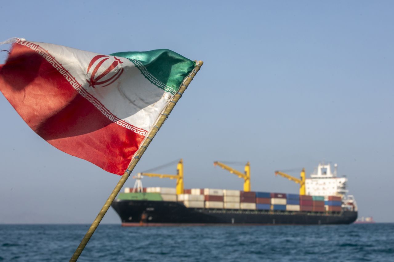 Noi atacuri americane în zona Strâmtorii Ormuz, la scurt timp după ce Trump a susținut că e deschisă. Anunțul făcut de Iran