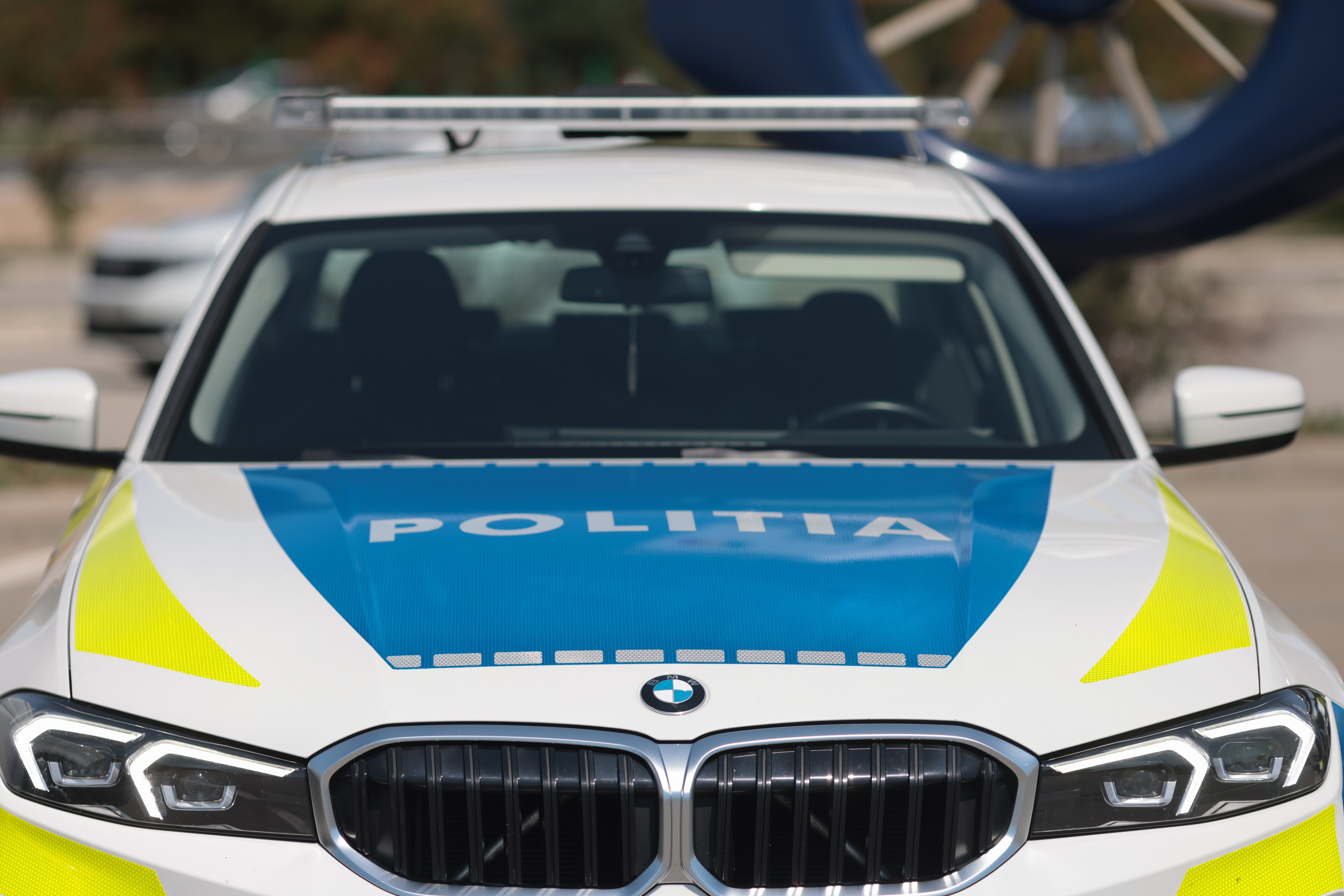 Un bărbat din Suceava a urmărit cu maşina kilometri întregi o mașină în care se aflau două persoane, să le lovească cu maceta