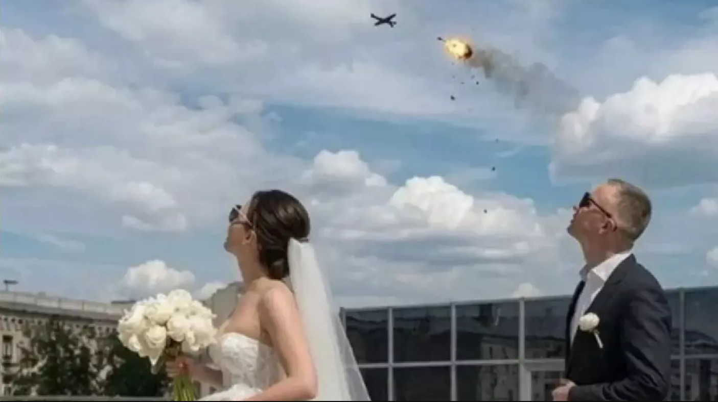 Momentul în care o dronă Shahed explodează deasupra unui cuplu care făcea pozele de nuntă, în Ucraina. VIDEO