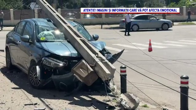 O șoferiță din Craiova s-a izbit cu mașina de un stâlp. Impactul a fost atât de puternic, încât acesta a căzut peste vehicul