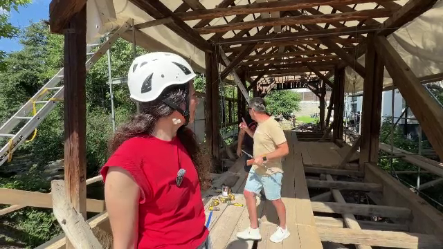 Pod din lemn, din Sibiu, salvat de voluntari. Este vechi de aproape 200 de ani și mai sunt doar câteva în țară
