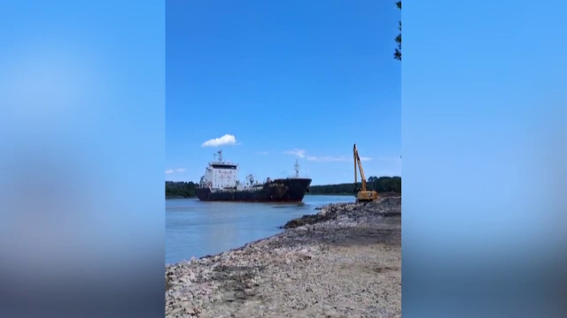 Canalul Sulina, parțial blocat după eșuarea unei nave sub pavilion Hong Kong. Era încărcată cu 6.200 de tone de bitum