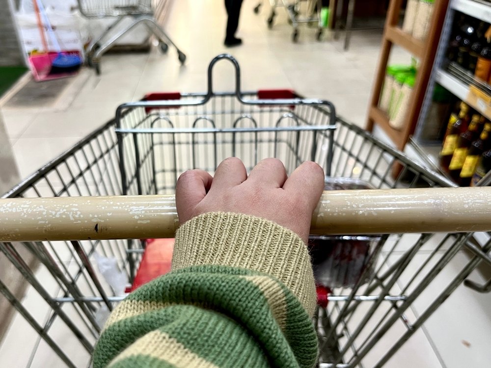 O femeie a fost amendată cu 150 de lire după ce a lăsat o frunză de kale într-un cărucior de cumpărături. Ce a urmat