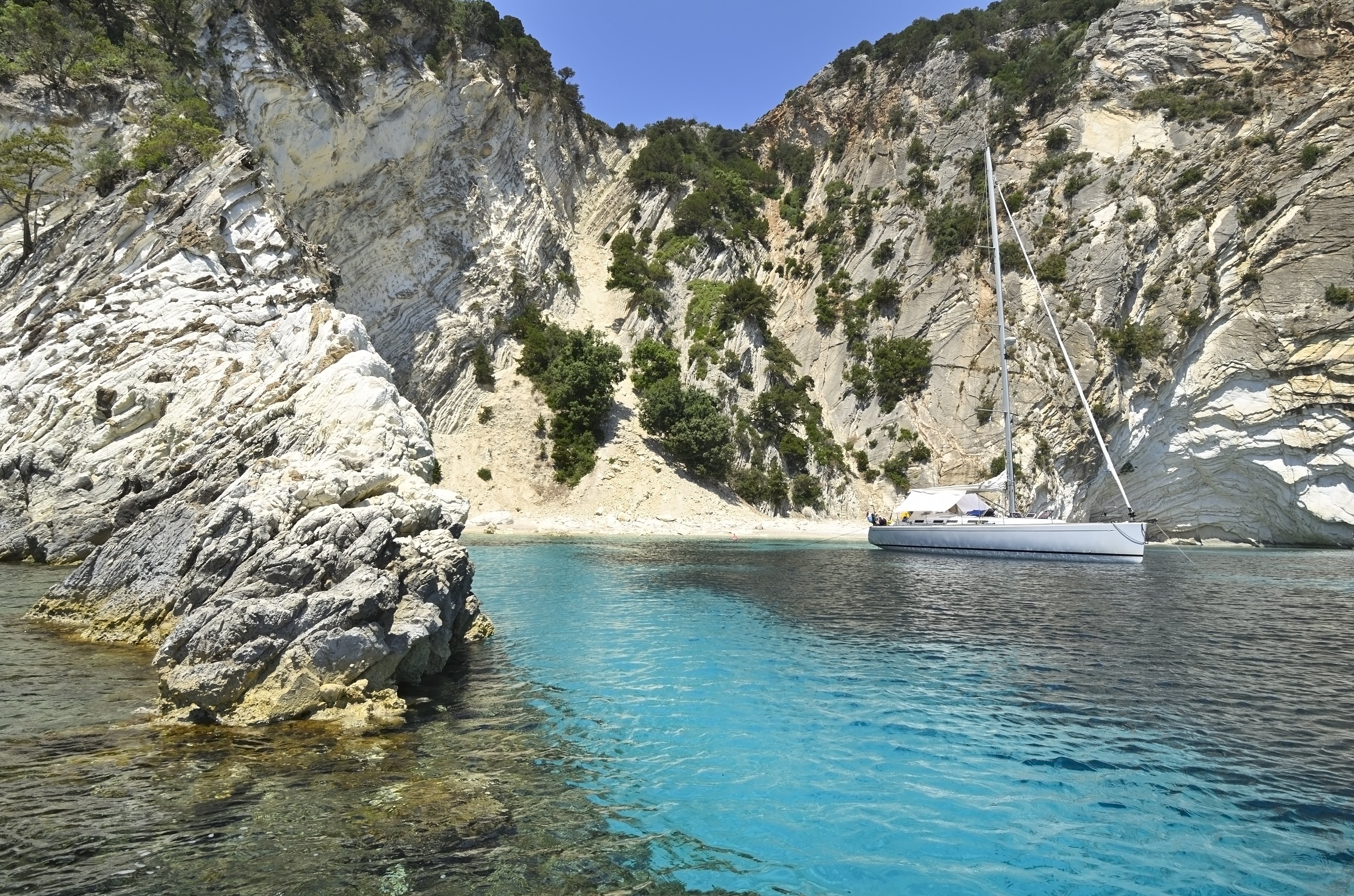 Insula din Grecia pe care mulți o compară cu Bahamas. Este vizitată pentru plaja unde porcii înoată alături de turiști