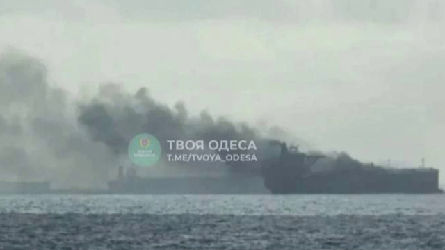 Rusia a atacat două nave civile străine în Marea Neagră și îi face proști pe europeni. Moscoviții se plâng de ”ploaia neagră”