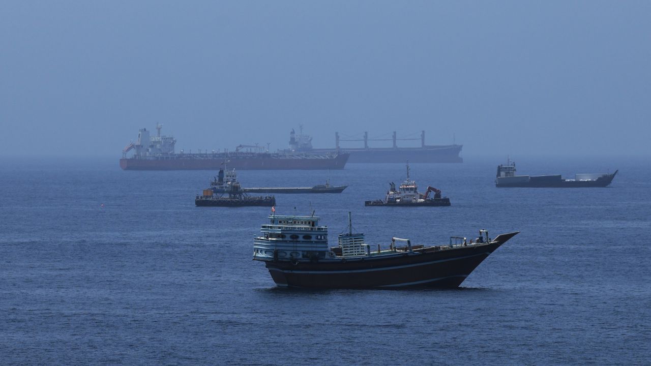 Petrolier lovit în Strâmtoarea Ormuz de un proiectil neidentificat, în contextul tensiunilor SUA-Iran