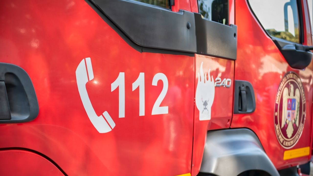 Incendiu violent la hala unei fabrici de mobilă din Bihor, intervenție cu peste 30 de pompieri