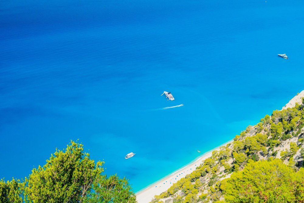 Cele mai spectaculoase destinații din Grecia cu apa de un albastru ireal. Locuri care par din altă lume