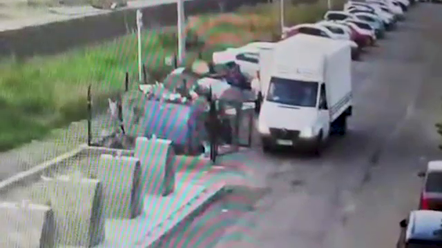 Momentul în care un bărbat din Pitești aruncă deșeuri într-o zonă interzisă. Amenda pe care a primit-o
