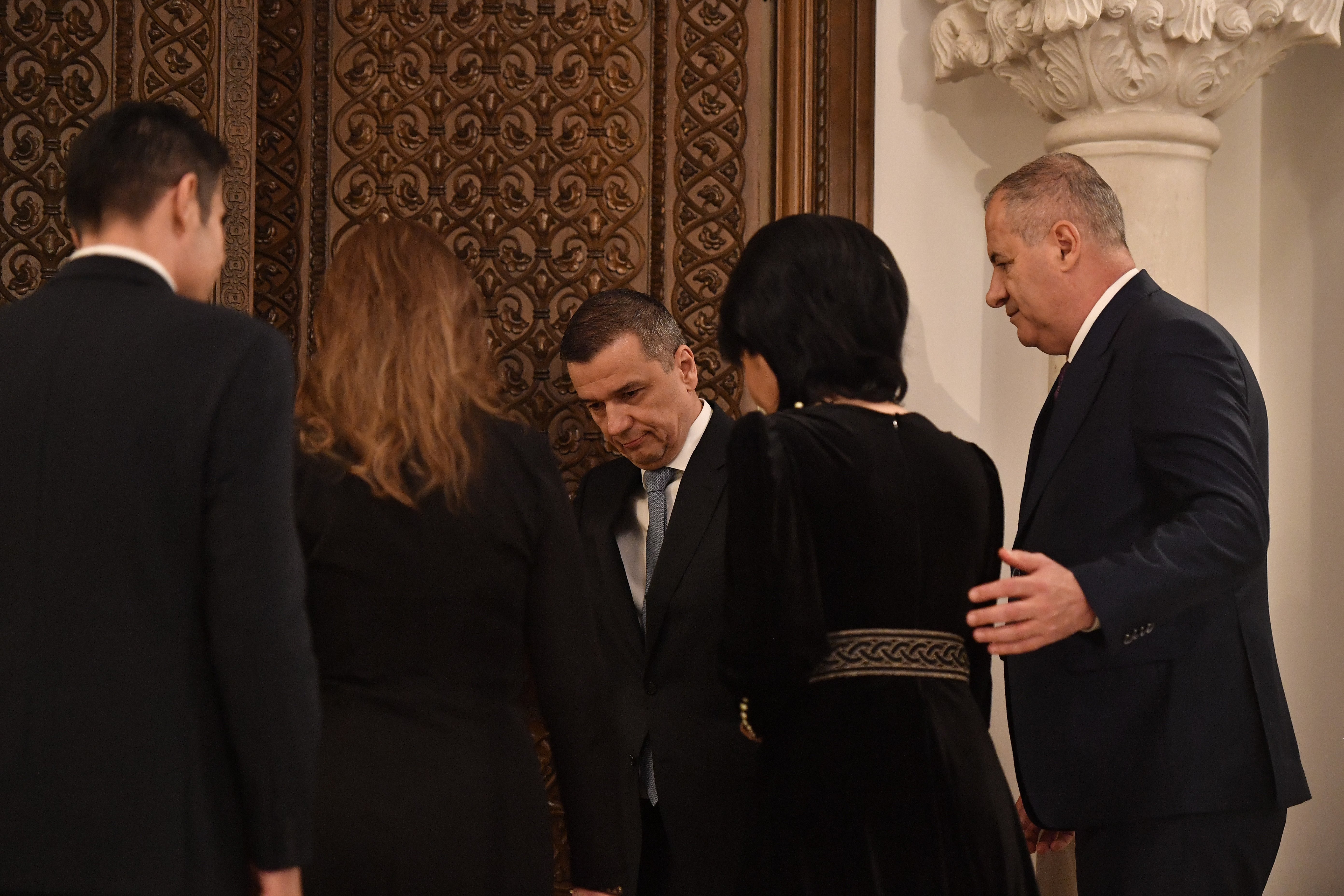 Cine ar fi favorit pentru funcția de premier după respingerea Guvernului Veștea. Scenariul discutat la Cotroceni