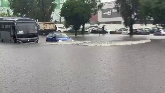 Furtunile au făcut prăpăd în mai multe zone din țară. În Craiova, nivelul precipitațiilor a depășit 100 l/mp. „Dezastru”
