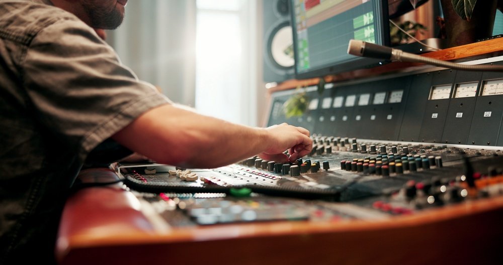 Bărbatul care promova idei legionare și fasciste la postul de radio online ”Radio Camarad” a fost trimis în judecată