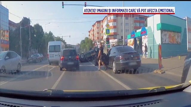 Accident grav în Bacău. Cum au scăpat cu viață o mamă și copilul ei de 2 ani după intervenția unui jandarm aflat în zonă