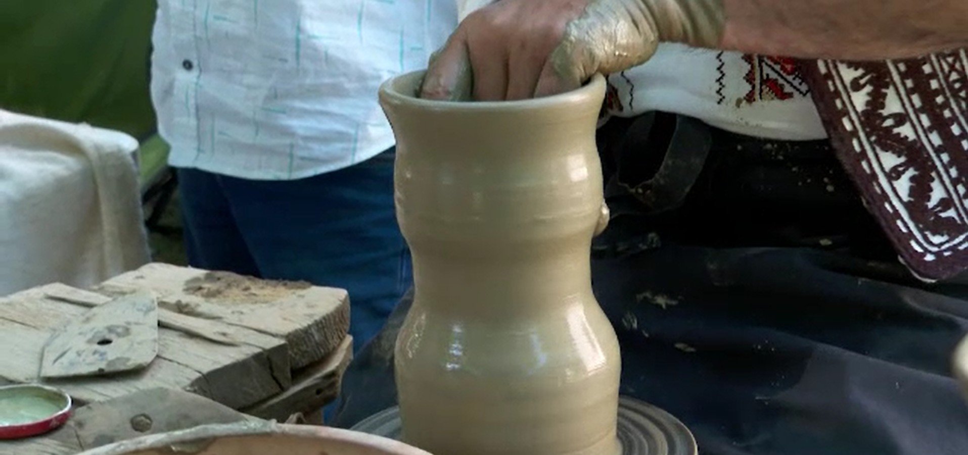 Peste 60 de olari din România, Republica Moldova și Ucraina readuc la viață, la Iași, tradiția ceramicii Cucuteni